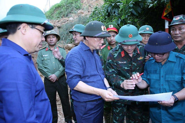 Místopředseda vlády Tran Hong Ha kontroluje práce na odstraňování následků povodní v horské obci v západní části provincie Quang Ngai - Foto 2. Phó Thủ tướng Trần Hồng Hà kiểm tra công tác khắc phục hậu quả mưa lũ tại xã miền núi phía tây Quảng Ngãi- Ảnh 2.