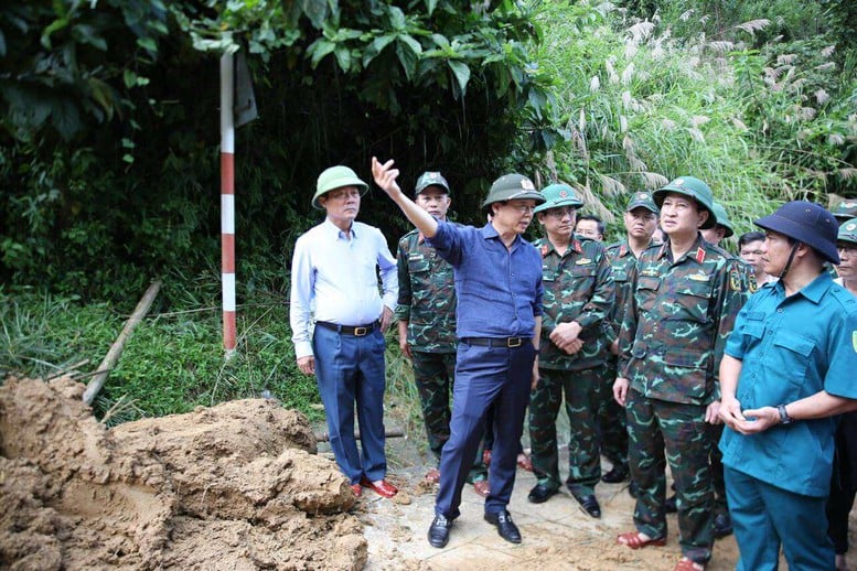 Místopředseda vlády Tran Hong Ha kontroluje práce na odstraňování následků povodní v horské obci v západní části provincie Quang Ngai - Foto 3. Phó Thủ tướng Trần Hồng Hà kiểm tra công tác khắc phục hậu quả mưa lũ tại xã miền núi phía tây Quảng Ngãi- Ảnh 3.