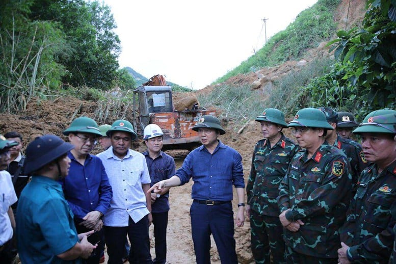 Místopředseda vlády Tran Hong Ha kontroluje práce na odstraňování následků povodní v horské obci v západní části provincie Quang Ngai - Foto 4. Phó Thủ tướng Trần Hồng Hà kiểm tra công tác khắc phục hậu quả mưa lũ tại xã miền núi phía tây Quảng Ngãi- Ảnh 4.