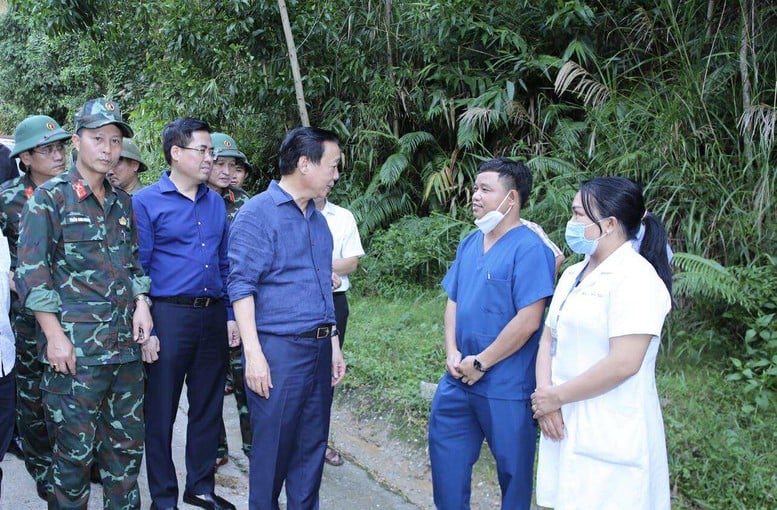 Místopředseda vlády Tran Hong Ha kontroluje práce na odstraňování následků povodní v horské obci v západní části provincie Quang Ngai - Foto 5. Phó Thủ tướng Trần Hồng Hà kiểm tra công tác khắc phục hậu quả mưa lũ tại xã miền núi phía tây Quảng Ngãi- Ảnh 5.