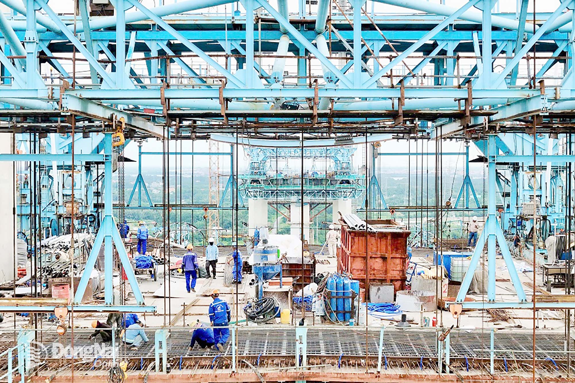 ກຳມະກອນກໍ່ສ້າງຂົວ ຟູ໋ກວກ ຢູ່ທາງດ່ວນ ເບັນລັ໋ກ-ລອງແທ່ງ. ພາບ: ຟ້າມຕຸ່ງ