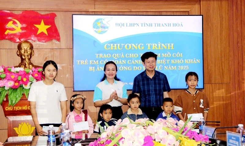 អំណោយ​ដល់​កុមារកំព្រា និង​កុមារ​ដែល​ជួប​ការលំបាក​នៅ​ឃុំ​ភ្នំ​ចំនួន​២