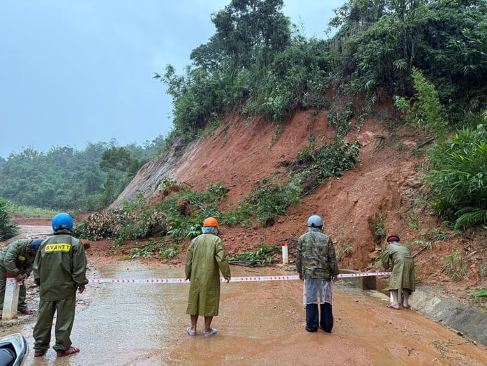ទឹកជន់លិចក្រុង Da Nang ទំនប់វារីអគ្គិសនី Song Tranh 2 បានរំដោះទឹកចេញជាបន្ទាន់ - រូបថត ១. Hạ du Đà Nẵng ngập lụt , thủy điện Sông Tranh 2 xả lũ khẩn cấp - Ảnh 1.