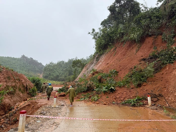 ទឹកជន់លិចក្រុង Da Nang ទំនប់វារីអគ្គិសនី Song Tranh 2 បានរំដោះទឹកចេញជាបន្ទាន់ - រូបថត ២. Hạ du Đà Nẵng ngập lụt , thủy điện Sông Tranh 2 xả lũ khẩn cấp - Ảnh 2.