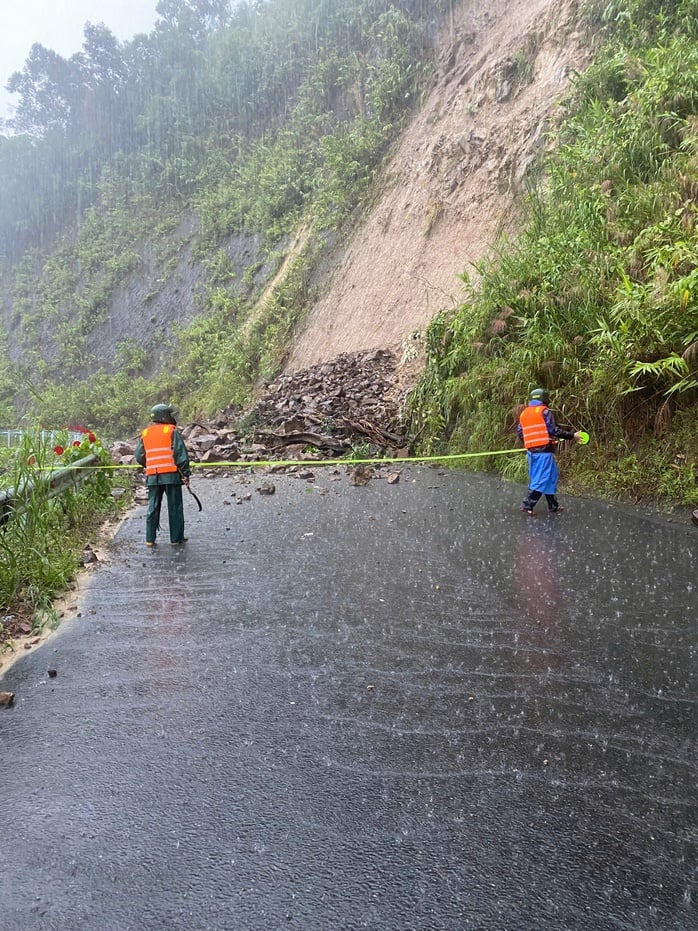 ទឹកជន់លិចក្រុង Da Nang ទំនប់វារីអគ្គិសនី Song Tranh 2 បានរំដោះទឹកចេញជាបន្ទាន់ - រូបថត ៣. Hạ du Đà Nẵng ngập lụt , thủy điện Sông Tranh 2 xả lũ khẩn cấp - Ảnh 3.