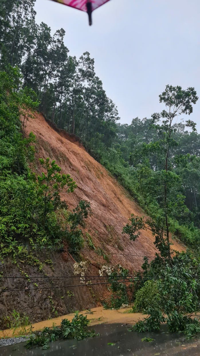 ទឹកជន់លិចក្រុង Da Nang ទំនប់វារីអគ្គិសនី Song Tranh 2 បានរំដោះទឹកចេញជាបន្ទាន់ - រូបថត ៥. Hạ du Đà Nẵng ngập lụt , thủy điện Sông Tranh 2 xả lũ khẩn cấp - Ảnh 5.