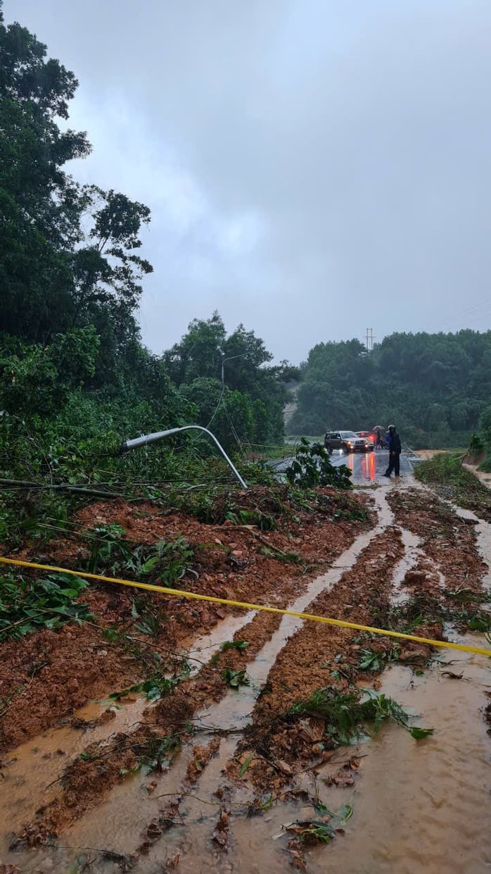 ទឹកជន់លិចក្រុង Da Nang ទំនប់វារីអគ្គិសនី Song Tranh 2 បានរំដោះទឹកចេញជាបន្ទាន់ - រូបថត ៦. Hạ du Đà Nẵng ngập lụt , thủy điện Sông Tranh 2 xả lũ khẩn cấp - Ảnh 6.