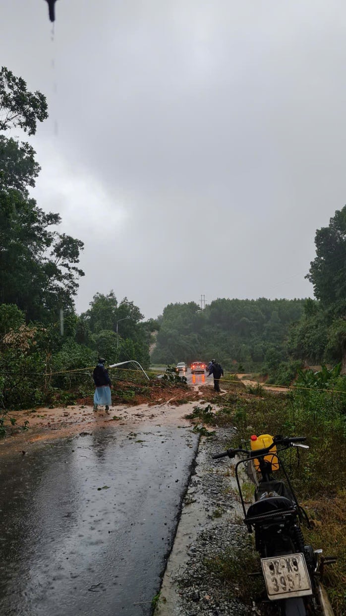 ទឹកជន់លិចទីក្រុង Da Nang ទំនប់វារីអគ្គិសនី Song Tranh 2 បានរំដោះទឹកចេញជាបន្ទាន់ - រូបថត ៧. Hạ du Đà Nẵng ngập lụt , thủy điện Sông Tranh 2 xả lũ khẩn cấp - Ảnh 7.