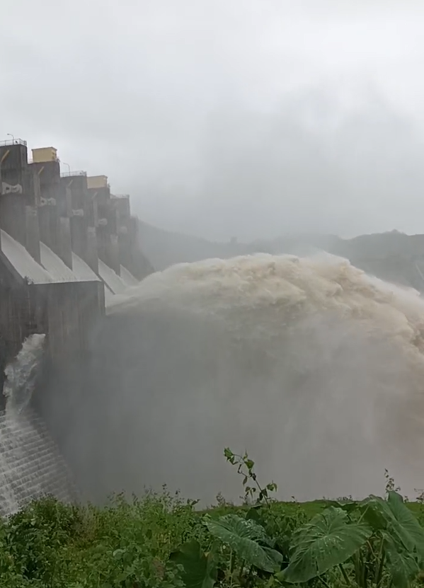 ទឹកជន់លិចក្រុង Da Nang ទំនប់វារីអគ្គិសនី Song Tranh 2 បានរំដោះទឹកជាបន្ទាន់ - រូបថត ៨. Hạ du Đà Nẵng ngập lụt , thủy điện Sông Tranh 2 xả lũ khẩn cấp - Ảnh 8.