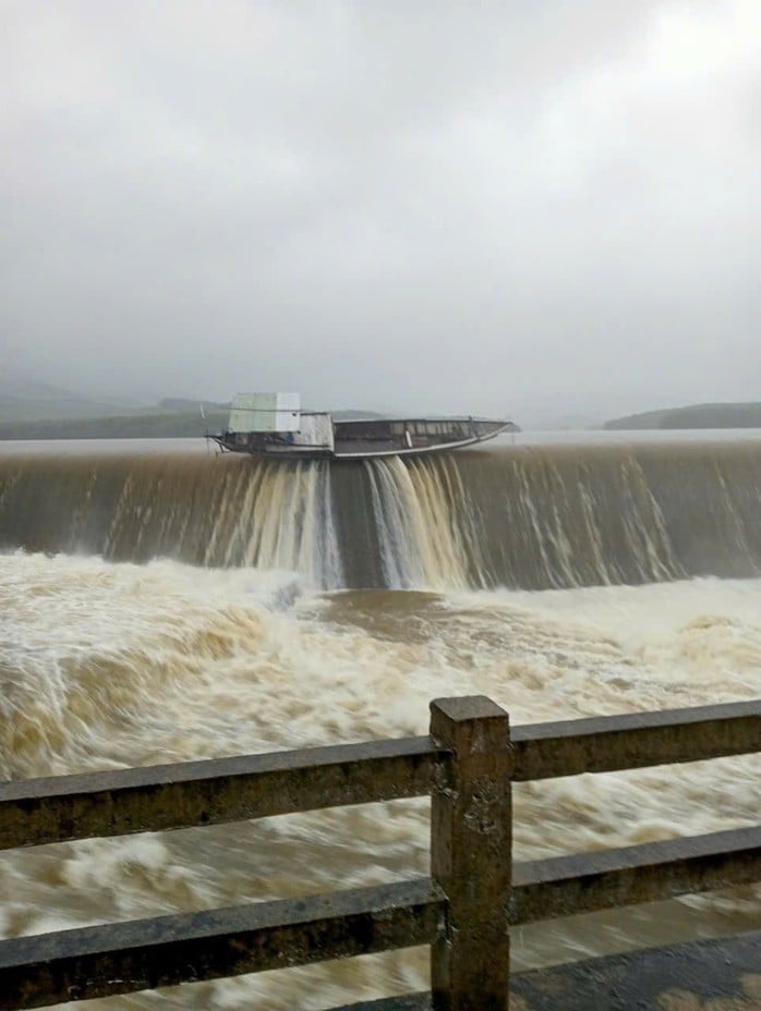 ទឹកជន់លិចទីក្រុង Da Nang ទំនប់វារីអគ្គិសនី Song Tranh 2 បានរំដោះទឹកចេញជាបន្ទាន់ - រូបថត ១០. Hạ du Đà Nẵng ngập lụt , thủy điện Sông Tranh 2 xả lũ khẩn cấp - Ảnh 10.