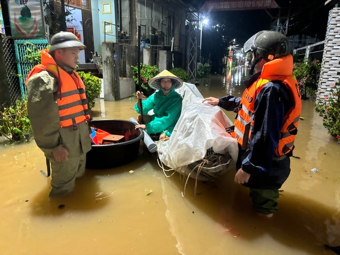 ទឹកជន់លិចទីក្រុង Da Nang ទំនប់វារីអគ្គិសនី Song Tranh 2 បានរំដោះទឹកចេញជាបន្ទាន់ - រូបថត ១១. Hạ du Đà Nẵng ngập lụt , thủy điện Sông Tranh 2 xả lũ khẩn cấp - Ảnh 11.