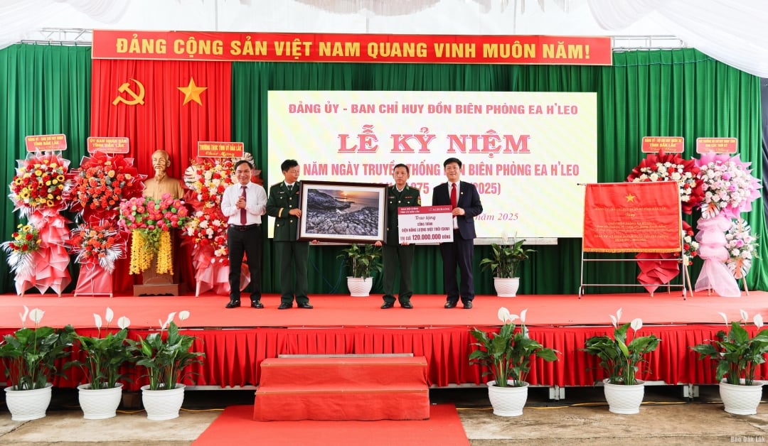 Ein Vertreter der Agribank-Niederlassung Dak Lak überreichte der Grenzschutzstation Ea H'leo die symbolische Gedenktafel für das Solarenergieprojekt.