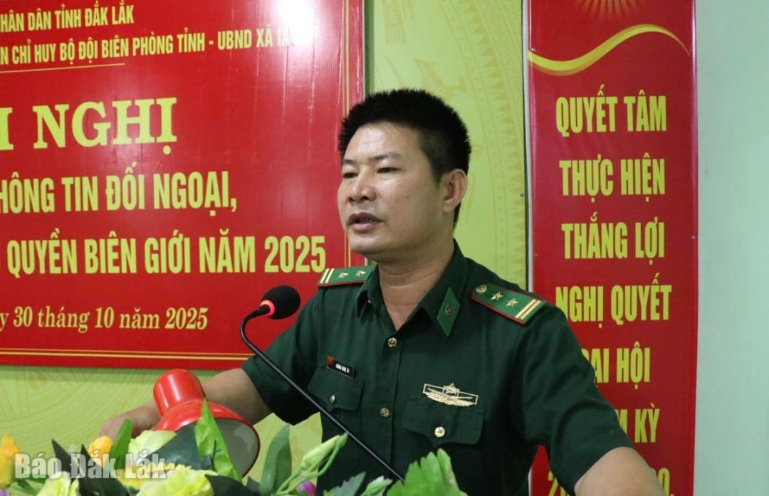 Trung tá,
Hoàng Ngọc Ân, cán bộ tăng cường xã Ia Lốp báo cáo chuyên đề tại hội nghị.