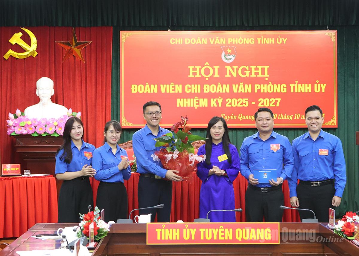 ថ្នាក់​ដឹកនាំ​សហភាព​យុវជន​ខេត្ត​បាន​ប្រគល់​អំណោយ​ដើម្បី​អបអរសាទរ​សហភាព​យុវជន​គណៈកម្មាធិការ​បក្ស​ខេត្ត​អាណត្តិ​ទី​១ ឆ្នាំ​២០២៥-២០២៧។