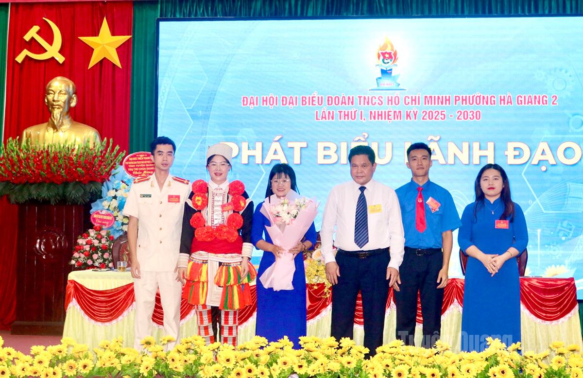 សមមិត្ត Vang Seo Con លេខាគណៈកម្មាធិការបក្សសង្កាត់ Ha Giang 2 ជូនផ្កាអបអរសាទរមហាសន្និបាត។