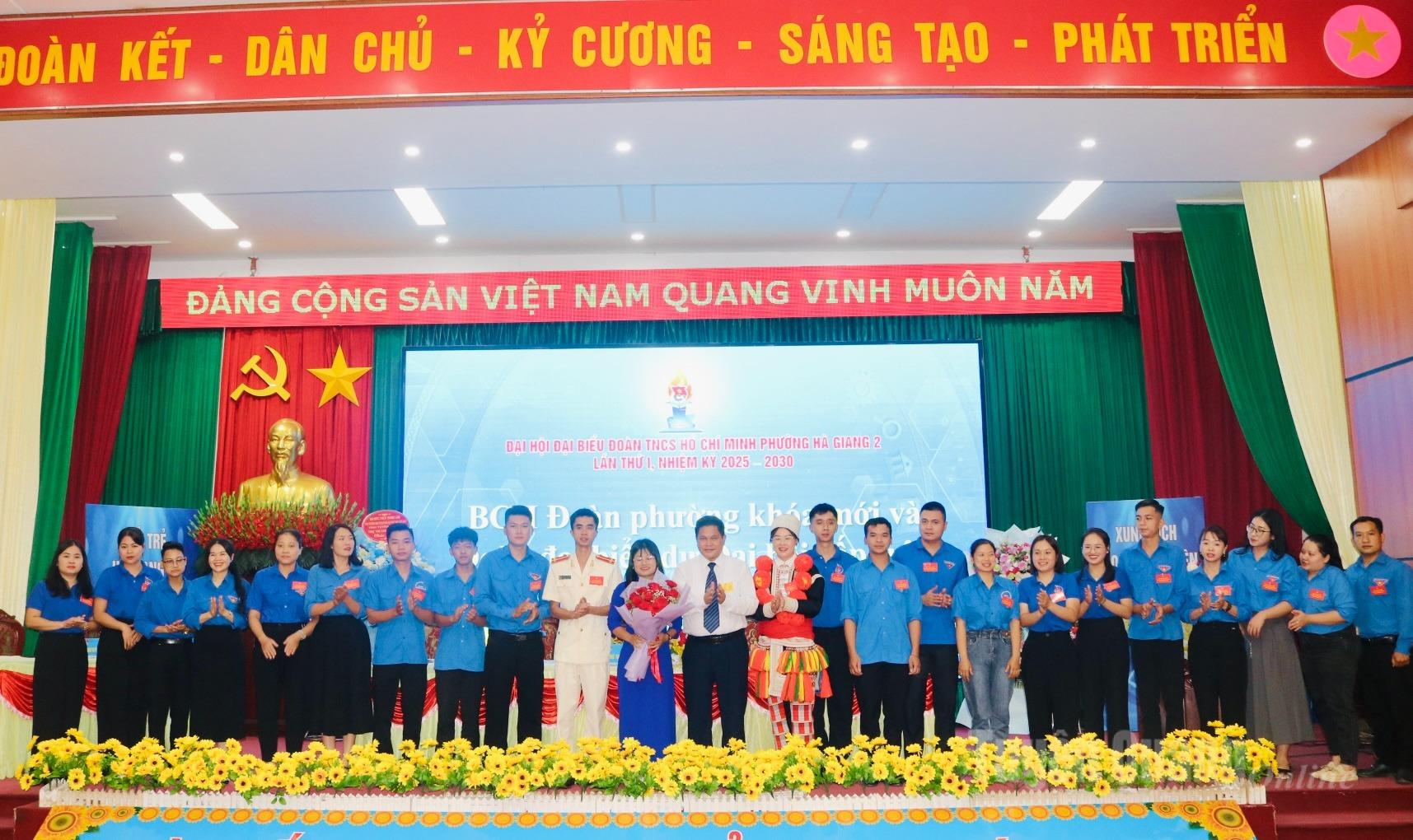 សមមិត្ត Vang Seo Con លេខាគណៈកម្មាធិការបក្សសង្កាត់ Ha Giang 2 បានជូនកម្រងផ្កាអបអរសាទរគណៈកម្មាធិការប្រតិបត្តិនៃសម្ព័ន្ធយុវជនកុម្មុយនិស្តហូជីមិញនៃសង្កាត់ Ha Giang 2 សម្រាប់អាណត្តិទី 1 ឆ្នាំ 2025 - 2030។