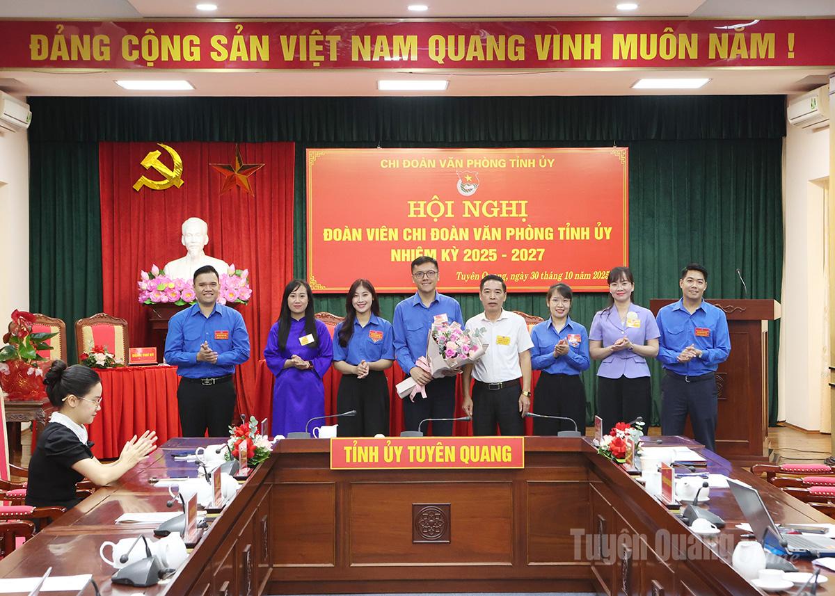 គណៈកម្មាធិការប្រតិបត្តិនៃគណៈកម្មាធិការបក្សខេត្តថ្មី សម្ព័ន្ធយុវជនបានថតរូបអនុស្សាវរីយ៍ជាមួយប្រតិភូ។