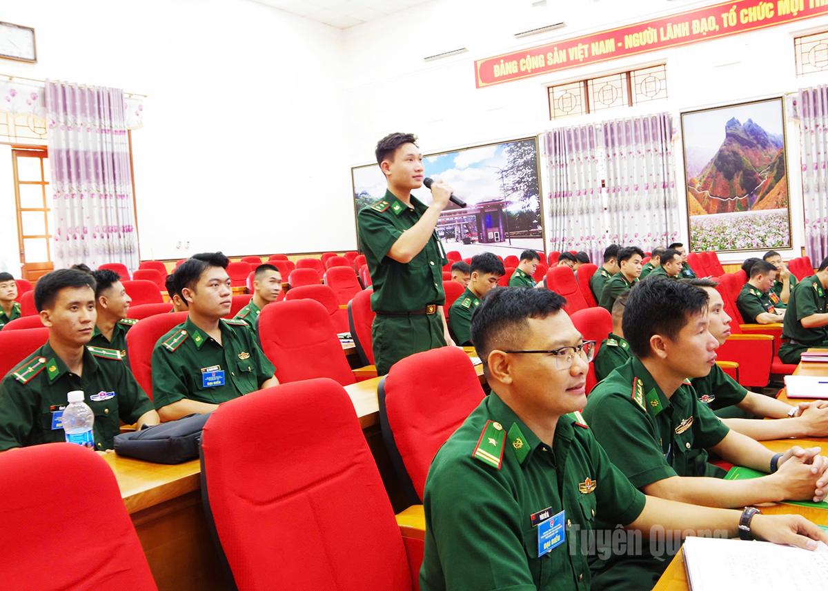 គណៈប្រតិភូបានពិភាក្សានៅក្នុងសន្និសីទ។