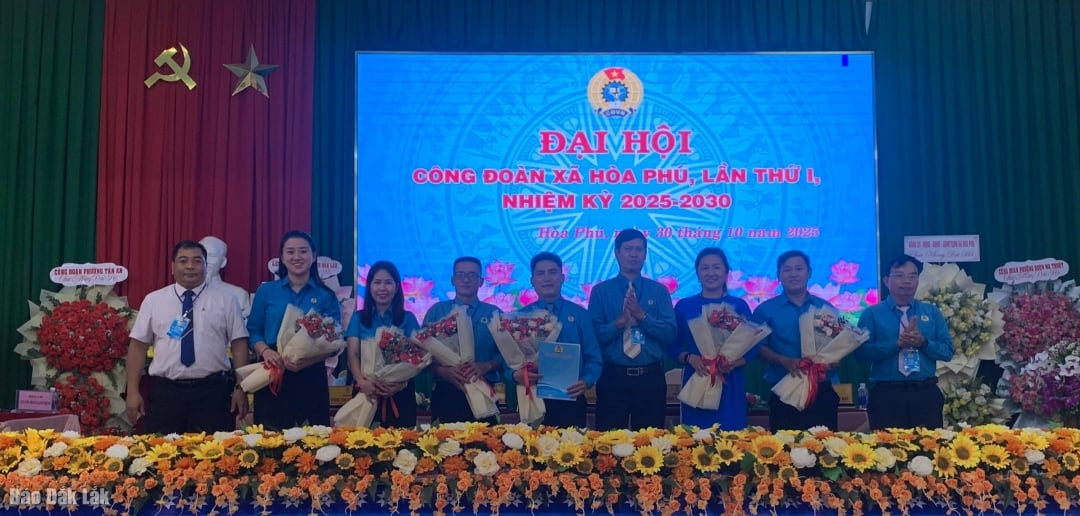 គណៈកម្មាធិការប្រតិបត្តិសហជីពឃុំ Hoa Phu ត្រូវបានណែនាំនៅក្នុងសមាជ។