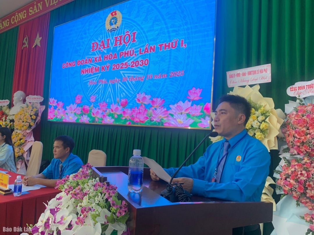 ប្រធានសម្ព័ន្ធសហជីពឃុំ Hoa Phu ថ្លែងសុន្ទរកថាទទួលភារកិច្ច