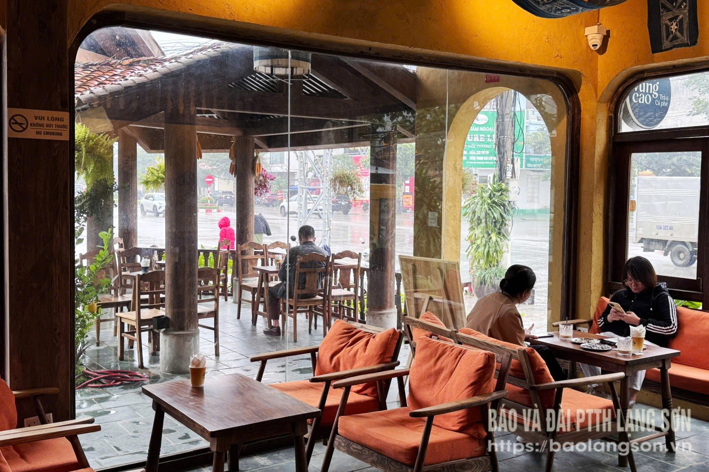 Một cửa hàng đồ uống tại phường Vĩnh Trại gắn biển