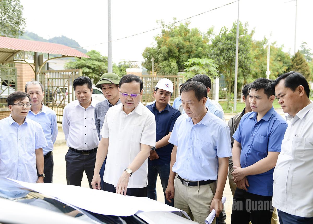 Comrade Nguyen Manh Tuan, Member of the Provincial Party Standing Committee, Permanent Vice Chairman of the Provincial People's Committee inspected the progress of resettlement construction, Ho Chi Minh road project, section passing through Hung Loi commune.