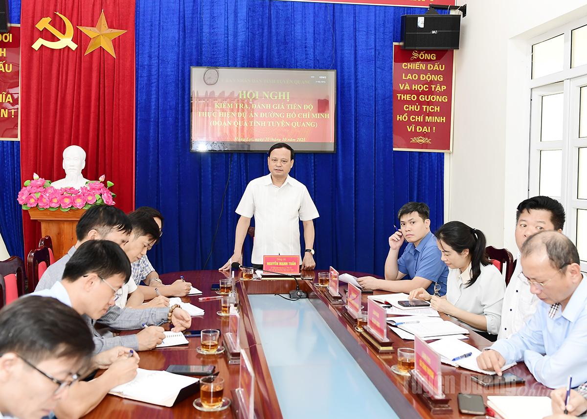 Standing Vice Chairman of the Provincial People's Committee Nguyen Manh Tuan worked with departments, branches, localities, and investors of the Ho Chi Minh Highway section passing through the province.