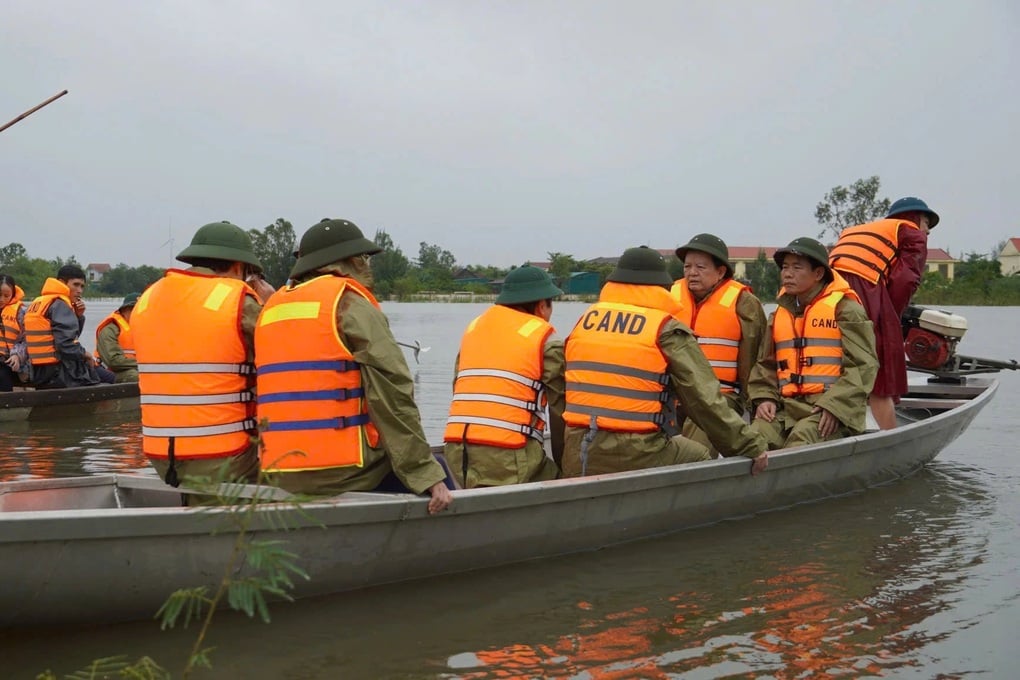 ឧបនាយករដ្ឋមន្ត្រី Mai Van Chinh ចុះសួរសុខទុក្ខ និងលើកទឹកចិត្តប្រជាជននៅតំបន់រងគ្រោះដោយទឹកជំនន់ខេត្ត Quang Tri - ២