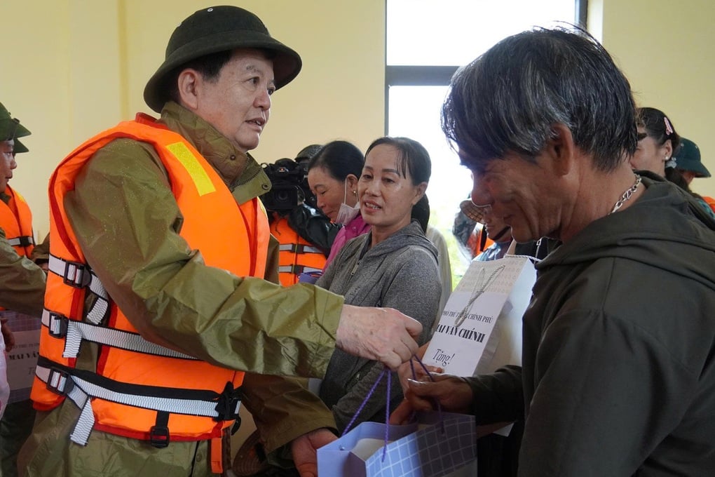 ឧបនាយករដ្ឋមន្ត្រី Mai Van Chinh អញ្ជើញទៅសួរសុខទុក្ខ និងលើកទឹកចិត្តប្រជាជននៅតំបន់រងគ្រោះដោយទឹកជំនន់ខេត្ត Quang Tri - ៣