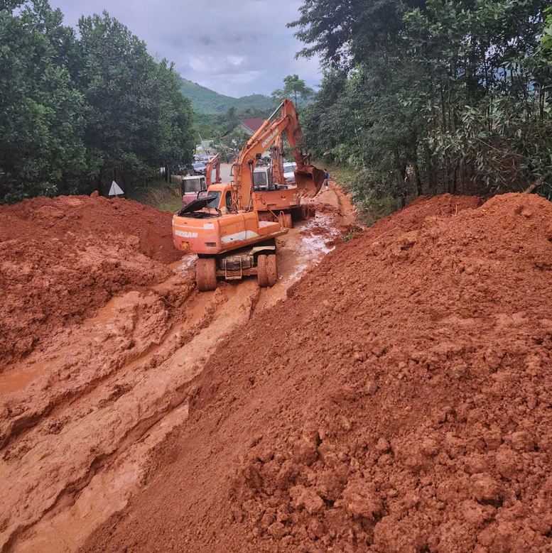 ផ្លូវហាយវ៉េហូជីមិញឆ្លងកាត់ Lo Xo Pass ត្រូវបានគេរំពឹងថានឹងបើកនៅយប់នេះ - រូបថត ១. Dự kiến đêm nay sẽ thông tuyến đường Hồ Chí Minh qua đèo Lò Xo- Ảnh 1.