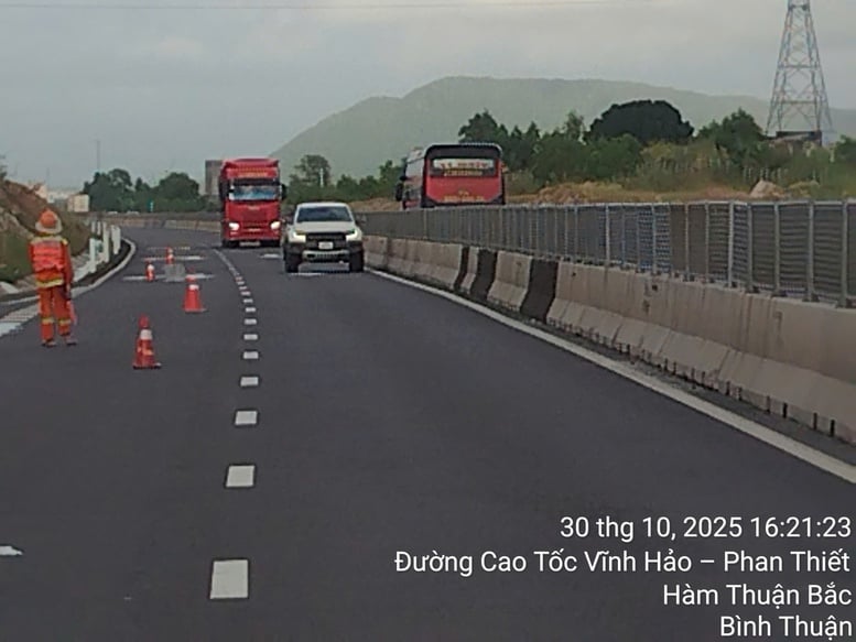 Water recedes, traffic is restored on Vinh Hao-Phan Thiet highway - Photo 1. Nước rút, khôi phục lưu thông phương tiện trên cao tốc Vĩnh Hảo-Phan Thiết - Ảnh 1.