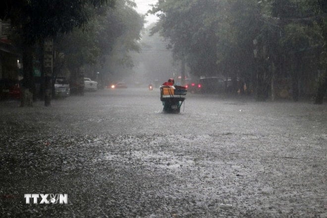 ភ្លៀងធ្លាក់ខ្លាំងបានធ្វើឱ្យផ្លូវជាច្រើនក្នុងខេត្ត Nghe An ត្រូវជន់លិចយ៉ាងខ្លាំង។ (រូបថត៖ VNA) ttxvn-nghe-an.jpg