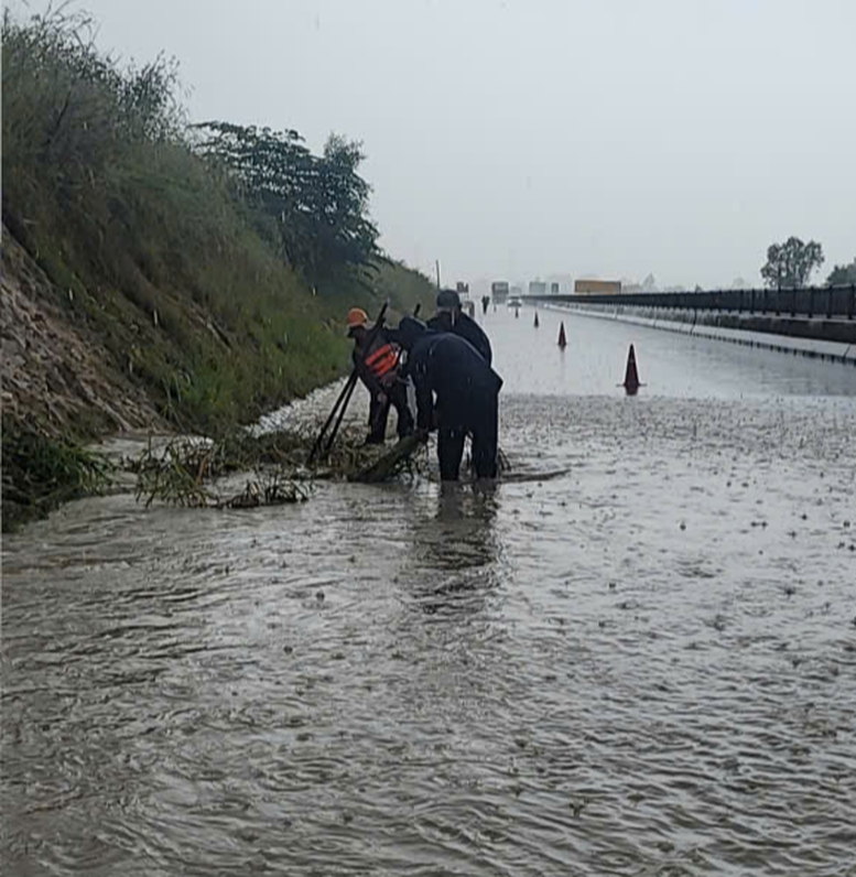 Water recedes, traffic is restored on Vinh Hao-Phan Thiet highway - Photo 2. Nước rút, khôi phục lưu thông phương tiện trên cao tốc Vĩnh Hảo-Phan Thiết - Ảnh 2.