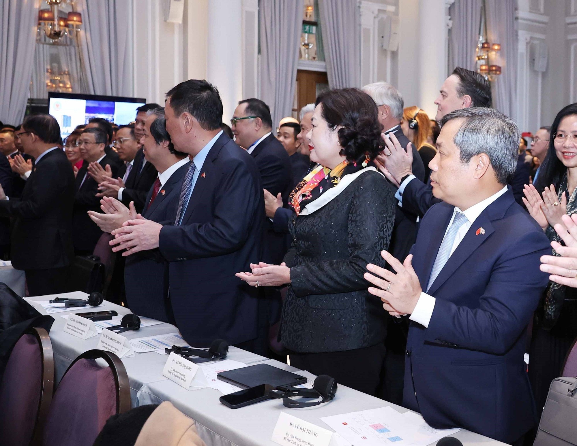 ບັນດາຜູ້ແທນເຂົ້າຮ່ວມກອງປະຊຸມເສດຖະກິດຂັ້ນສູງ ຫວຽດນາມ - ອັງກິດ. (ພາບ: ທອງລຸນ/VNA) a2.jpg