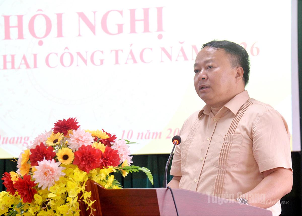 Товариш Фан Хью Нгок, заступник секретаря провінційного партійного комітету, голова провінційного народного комітету, виступив з промовою на конференції.