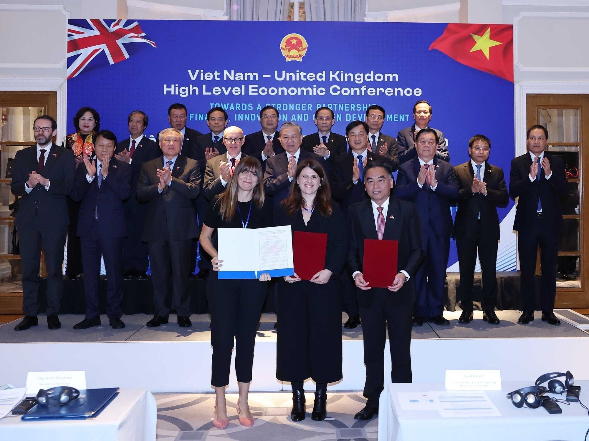 ທ່ານເລຂາທິການໃຫຍ່ To Lam ໄດ້ເປັນສັກຂີພິຍານພິທີມອບບັນດາສັນຍາຮ່ວມມືລະຫວ່າງບັນດາກະຊວງ, ສາຂາ, ທ້ອງຖິ່ນ ແລະ ວິສາຫະກິດ 2 ປະເທດ. (ພາບ: ທອງລຸນ/VNA) a9.jpg