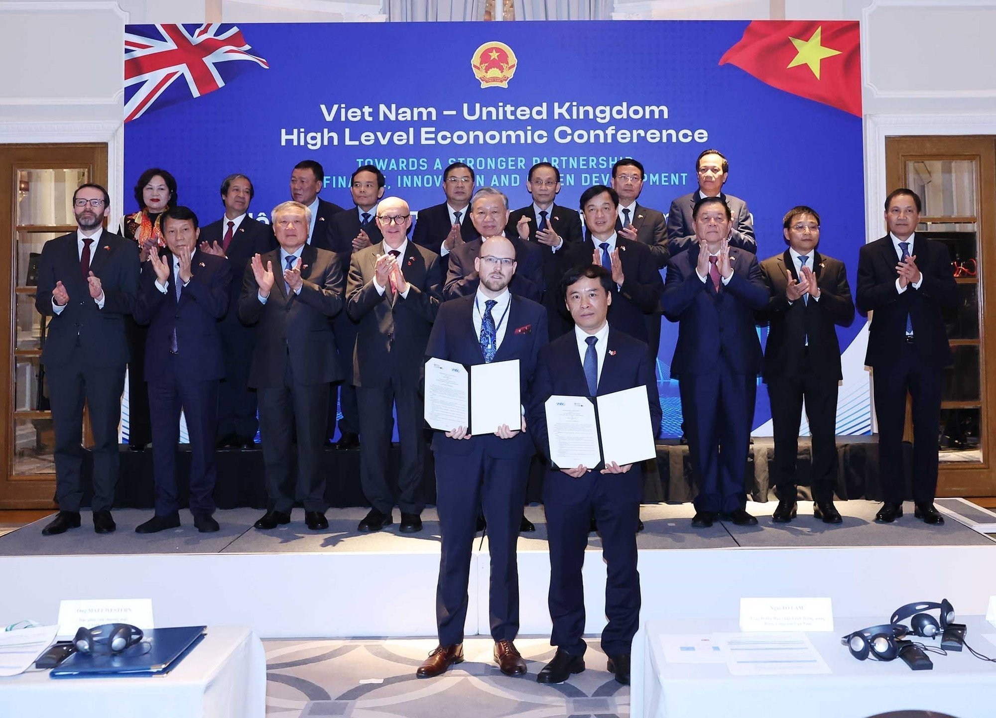 ທ່ານເລຂາທິການໃຫຍ່ To Lam ເປັນສັກຂີພິຍານພິທີມອບບັນດາສັນຍາຮ່ວມມືລະຫວ່າງບັນດາກະຊວງ, ສາຂາ, ທ້ອງຖິ່ນ ແລະ ວິສາຫະກິດ 2 ປະເທດ. (ພາບ: ທອງລຸນ/VNA) a11.jpg