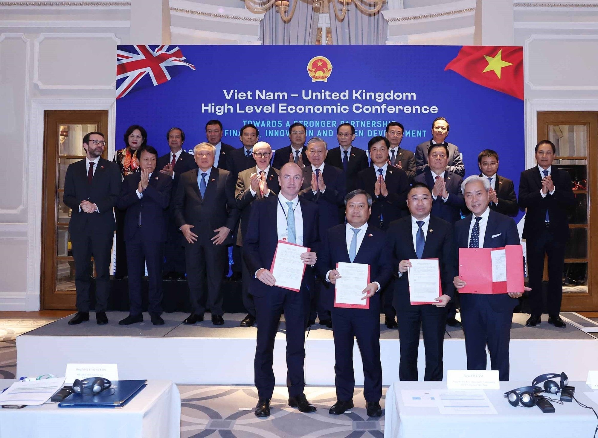 ທ່ານເລຂາທິການໃຫຍ່ To Lam ໄດ້ເປັນສັກຂີພິຍານພິທີມອບບັນດາສັນຍາຮ່ວມມືລະຫວ່າງບັນດາກະຊວງ, ສາຂາ, ທ້ອງຖິ່ນ ແລະ ວິສາຫະກິດ 2 ປະເທດ. (ພາບ: ທອງລຸນ/VNA) a14.jpg