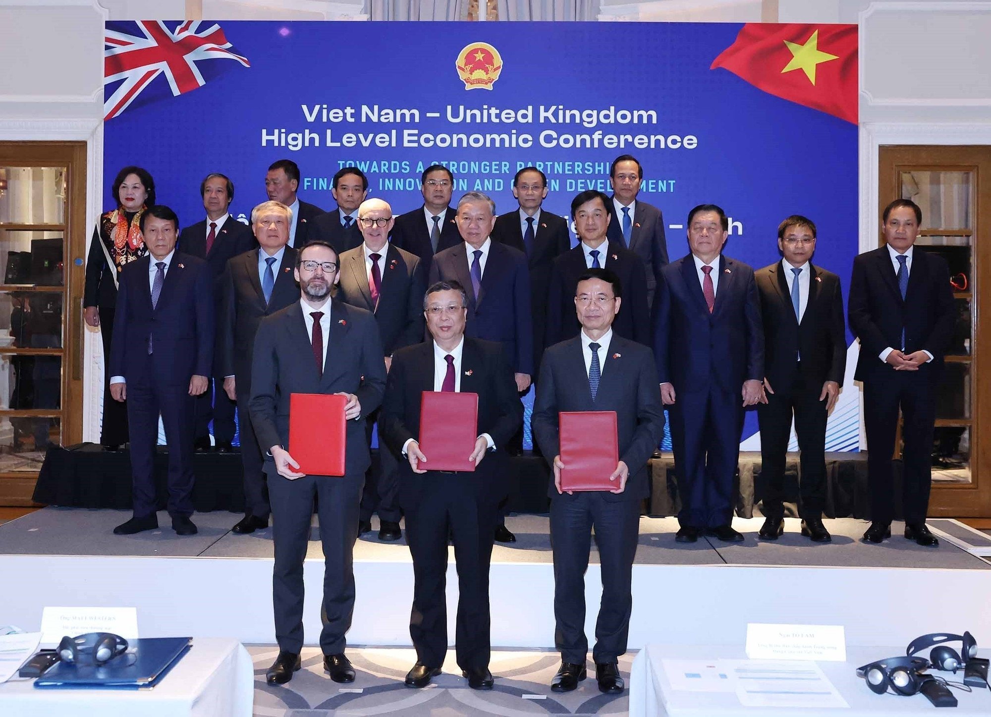 ທ່ານເລຂາທິການໃຫຍ່ To Lam ໄດ້ເປັນສັກຂີພິຍານພິທີລົງນາມໃນສັນຍາຮ່ວມມືລະຫວ່າງບັນດາກະຊວງ, ຂະແໜງການ ແລະ ວິສາຫະກິດ 2 ປະເທດ. (ພາບ: ທອງລຸນ/VNA) a15.jpg