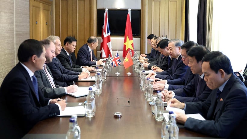 Generalsekretær To Lam og medlemmer av den vietnamesiske delegasjonen på et møte med tidligere britisk statsminister Tony Blair. (Foto: Thong Nhat/VNA)