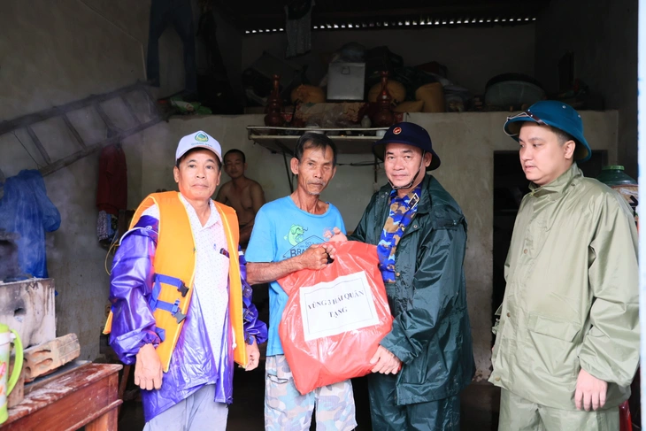 Hải quân đưa bệnh nhân mắc kẹt trong vùng ngập ở Đà Nẵng đi cấp cứu - Ảnh 2.