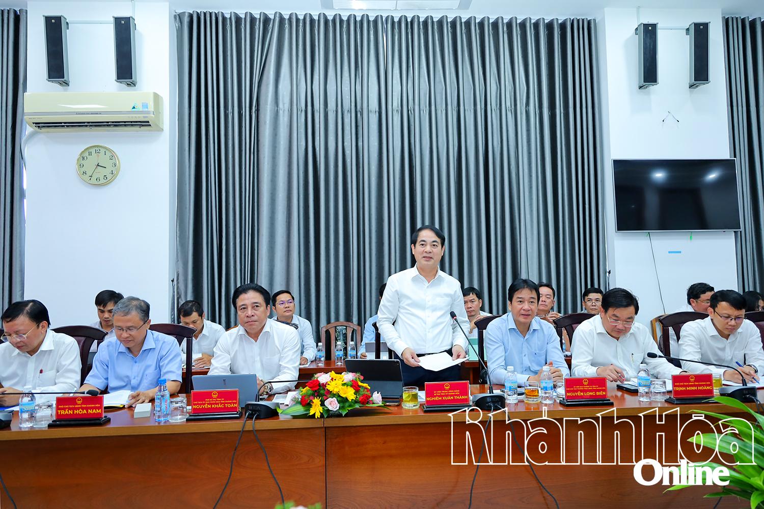 លេខាបក្សខេត្ត Nghiem Xuan Thanh ថ្លែងសុន្ទរកថាក្នុងកិច្ចប្រជុំ។