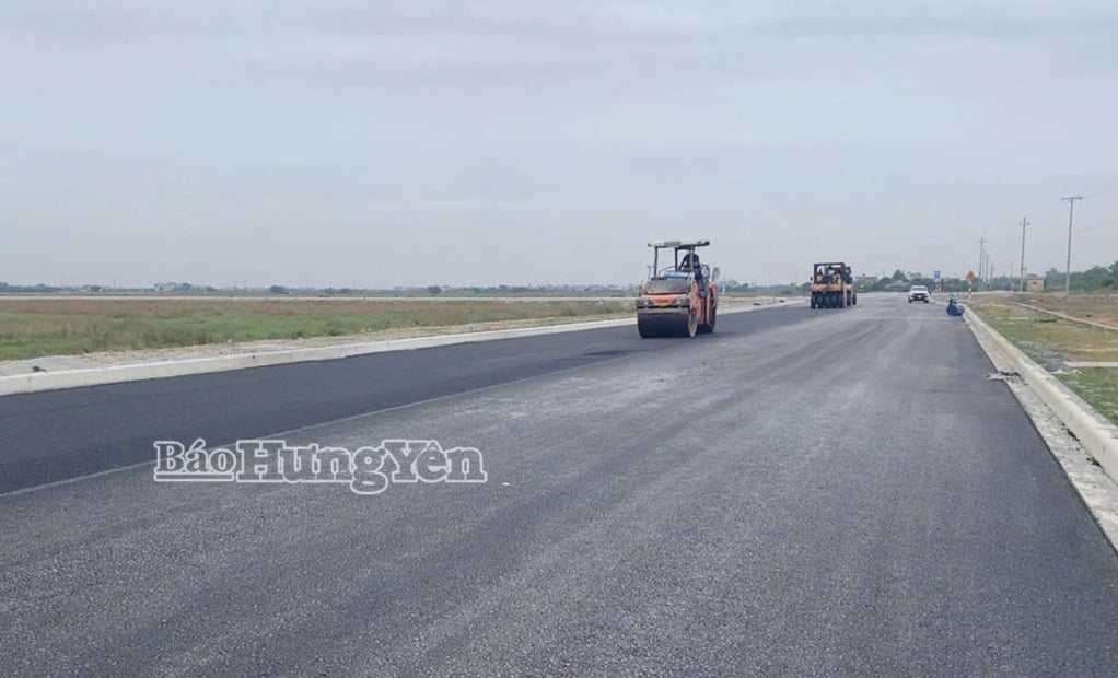 ការសាងសង់ផ្លូវបេតុងអាផាតសម្រាប់ហេដ្ឋារចនាសម្ព័ន្ធបច្ចេកទេសនៃសួនឧស្សាហកម្មថាកូ-ថៃប៊ិញ។