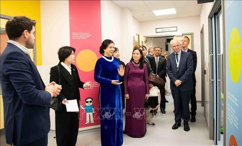 លោកស្រី ង៉ោ ភួងលី អញ្ជើញទៅមន្ទីរពេទ្យកុមារ Evelina London - រូបថត ១. Phu nhân Ngô Phương Ly thăm Bệnh viện Nhi Evelina London- Ảnh 1.