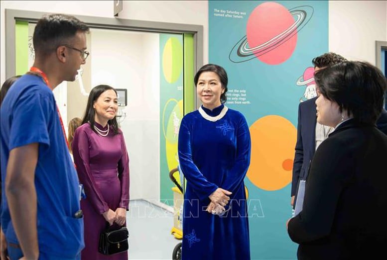 អ្នកស្រី ង៉ោ ភួងលី ធ្វើទស្សនកិច្ចនៅមន្ទីរពេទ្យកុមារ Evelina London - រូបថត ២. Phu nhân Ngô Phương Ly thăm Bệnh viện Nhi Evelina London- Ảnh 2.