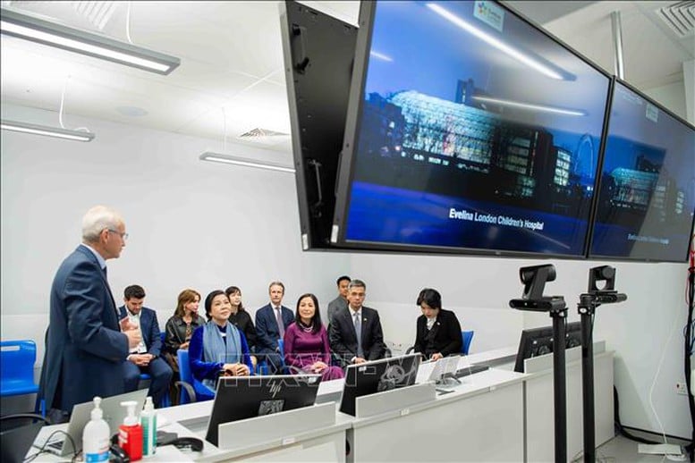 អ្នកស្រី ង៉ោ ភួងលី ធ្វើទស្សនកិច្ចនៅមន្ទីរពេទ្យកុមារ Evelina London - រូបថត ៣. Phu nhân Ngô Phương Ly thăm Bệnh viện Nhi Evelina London- Ảnh 3.