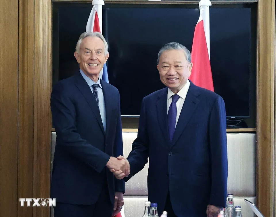 Tổng Bí thư Tô Lâm gặp nguyên Thủ tướng Anh Tony Blair - Ảnh 1.