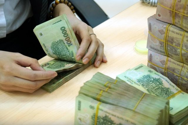 Thuế thu nhập cá nhân với tiền thưởng cuối năm, lương tháng 13 được tính thế nào? - Ảnh 1.