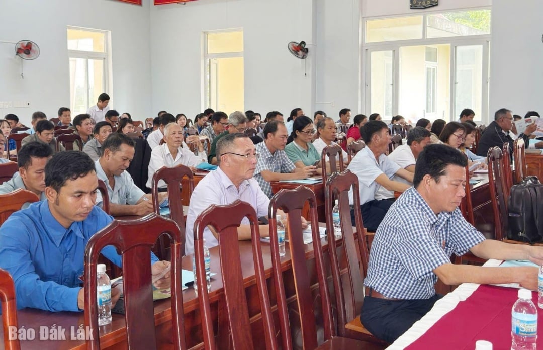 Many village and hamlet officials of Cu Mta commune attended the training course.