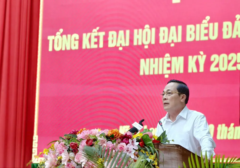 អនុលេខាគណៈកម្មាធិការបក្សខេត្ត Vinh Long លោក Lam Minh Dang ថ្លែងមតិក្នុងសន្និសីទ។ រូបថត៖ TIN HUY